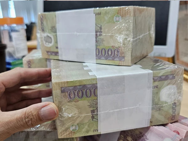 Dân công sở tất tả đổi tiền lẻ mới, không có mệnh giá 20.000 đồng