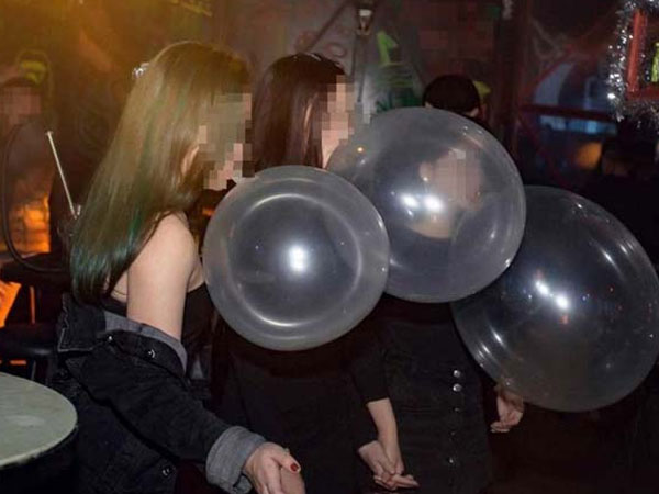 Cô gái trẻ Hà Nội tê yếu tay, mất cảm giác chân sau 3 năm hút bóng cười