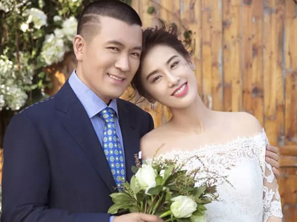 Mỹ nhân từng quỳ gối rửa chân cho chồng, 10 năm chấp nhận làm lẽ, giờ lại bị mắng trơ tráo