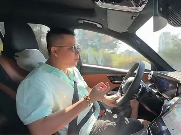 Khoa Pug gây 'choáng' khi chi 1 tỷ sắm đồ Tết, diện mạo mới càng khiến netizen xôn xao