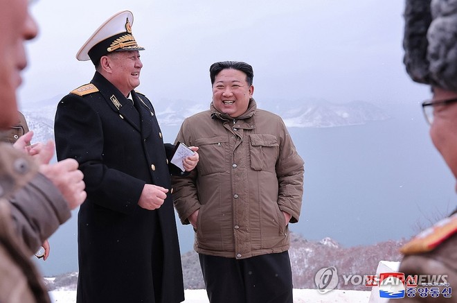 Nhà lãnh đạo Triều Tiên Kim Jong-un giám sát vụ phóng thử tên lửa từ tàu ngầm