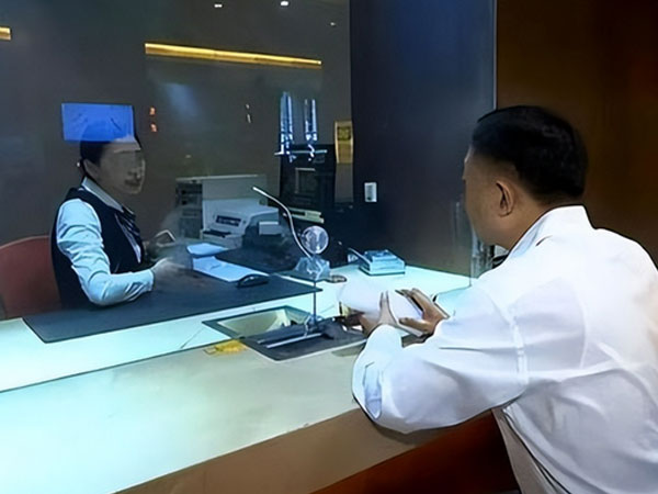 Sáng gửi tiết kiệm 20 tỷ đồng, trưa nhận thông báo trừ 16 tỷ, người đàn ông báo ngân hàng nhưng không ai giải quyết, chiều tài khoản chỉ còn 2 triệu
