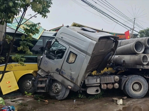 Va chạm với xe kéo, xe khách mất lái đâm liên hoàn vào bốn nhà dân