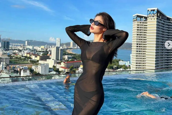 Chịu chi để 'tăng size' vòng 1, hot TikToker suýt bị 'phản chủ' khi lên sóng
