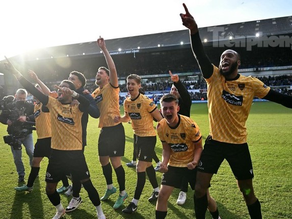 Chuyện cổ tích của đội bóng hạng 6 vào đến vòng 5 FA Cup: Thắng để có tiền... xây nhà vệ sinh, lắp wifi