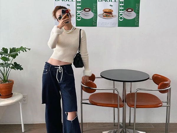 4 mẫu áo kết hợp với quần jeans để có vẻ ngoài trẻ trung
