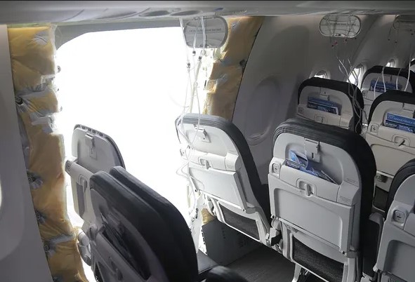 Giới chức Mỹ nghi máy bay Boeing bung tấm bịt cửa ở độ cao gần 5.000m do thiếu bu lông