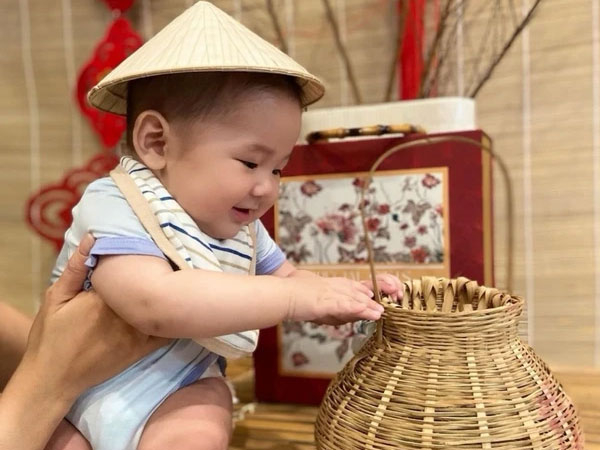 Công bố loạt khoảnh khắc từ khi chào đời của quý tử nhà Minh Hằng, diện mạo hiện tại gây 'lụi tim'