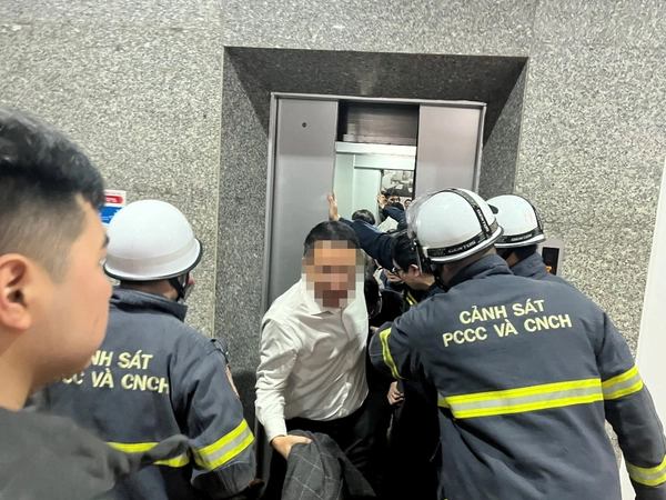 Giải cứu 7 người bị kẹt trong thang máy tại trụ sở Bộ Công thương
