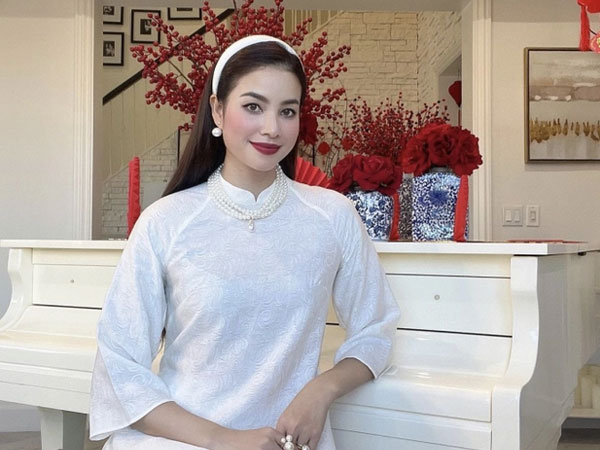 Nàng hậu phu nhân hào môn khoe trang trí đón Tết ở Mỹ: Biệt thự 'triệu đô' phủ sắc đỏ, 1 chi tiết gây chú ý