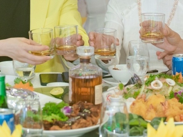 Thường xuyên dự tiệc tất niên, làm gì để tránh mắc bệnh gout?