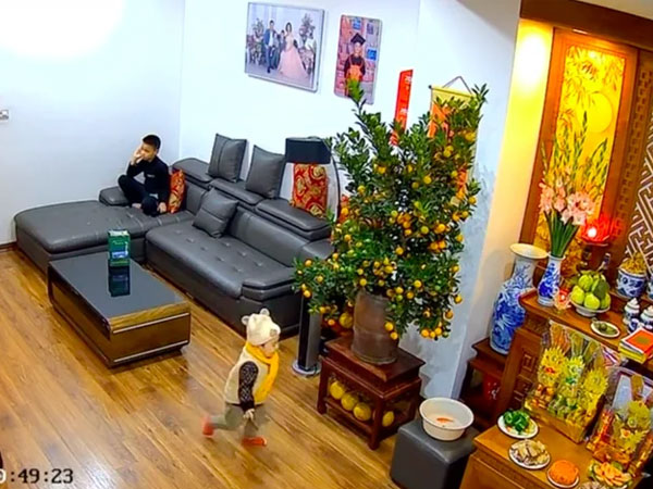 Đang cúng ông Công ông Táo, gia đình hoảng hốt khi thấy cháu nhỏ có hành động dở khóc dở cười
