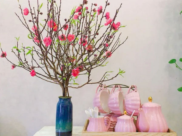 Bí quyết cắm và dưỡng hoa đào bung nở, tươi lâu chơi cả dịp Tết 2024