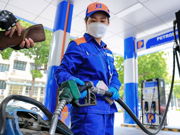 Giá xăng trong nước ngày mai có thể tăng mạnh