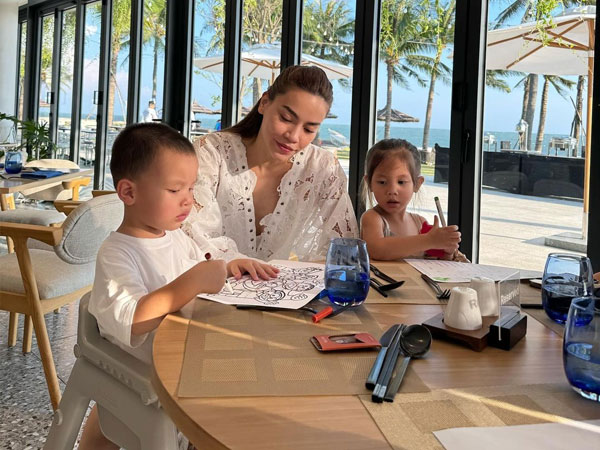 Hồ Ngọc Hà lại khiến dân tình ngưỡng mộ nhờ cách dạy con cực khéo, con gái 3 tuổi đã biết tự làm đồ ăn sáng