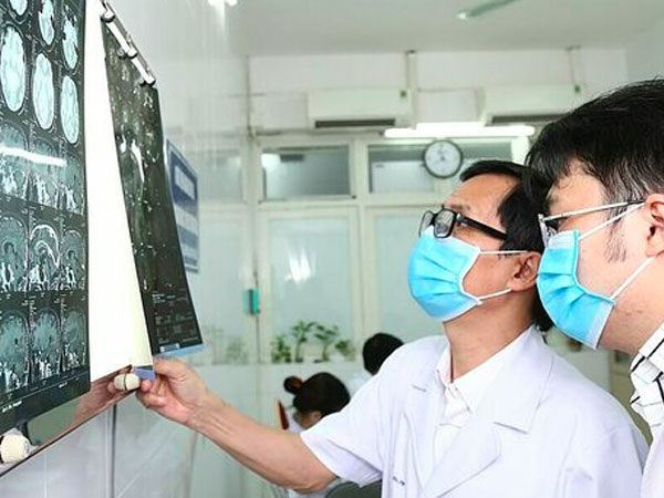 Đang ăn sáng khi trời giá rét, người đàn ông đột ngột mất ý thức