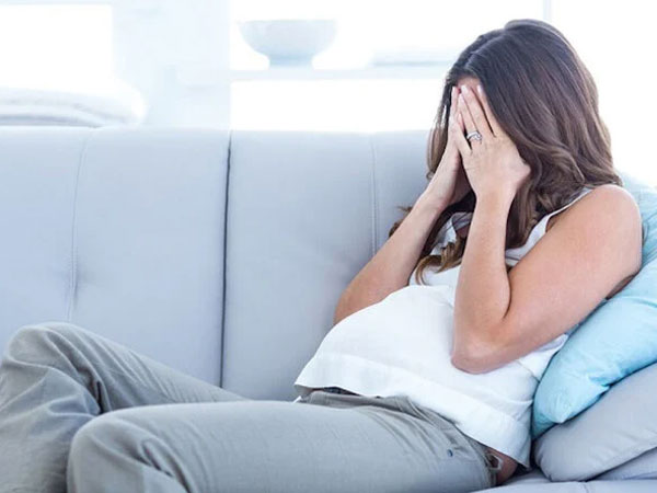 Đi khám vì đau bụng, nữ sinh 20 tuổi ngã ngửa khi biết mang thai hơn 7 tháng