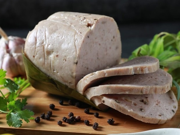 Giò lụa không thể thiếu dịp Tết nhưng xuất hiện 3 dấu hiệu này thì đừng ăn vì có thể 'nhiễm độc'