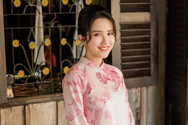 'Nóc nhà' của TGĐ Phan Thành khoe sắc ngày Tết với loạt áo dài, visual như thế nào sau 1 tháng sinh con?
