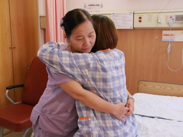 Chị dâu sinh con đã hơn tháng, mẹ tôi sai dọn nhà đón Tết mà thái độ ra mặt