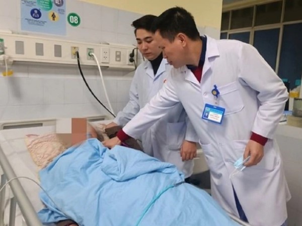Đốt than sưởi ấm, chồng tử vong, vợ nguy kịch