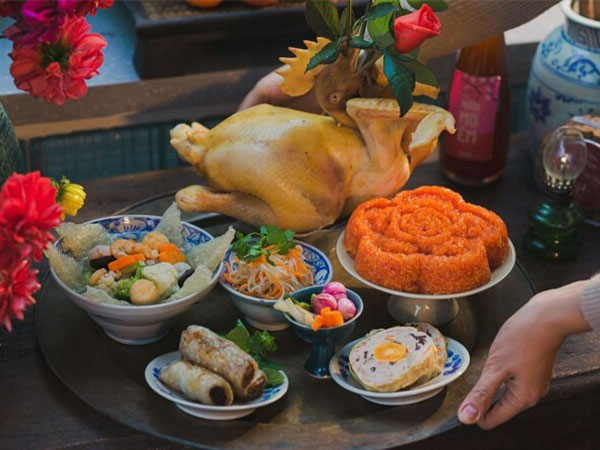 Đặt gà cúng quay ra hay quay vào mới là đúng?