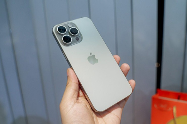 Khung tian của iPhone 15 bị chê 'quá rẻ'