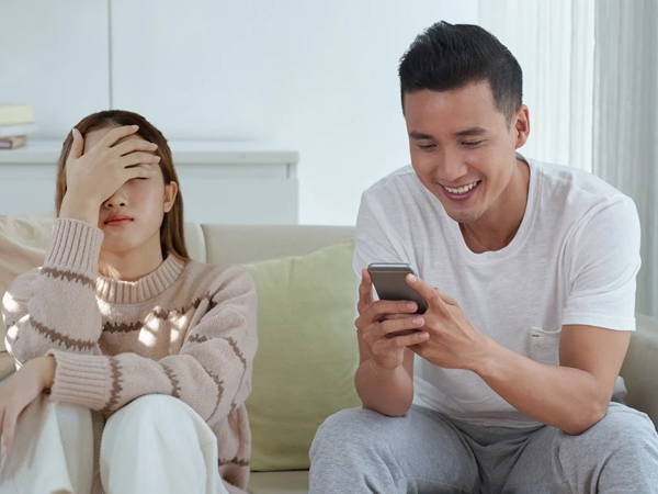 Dọa chia tay bạn trai vì suốt ngày chỉ mải ‘sống ảo’