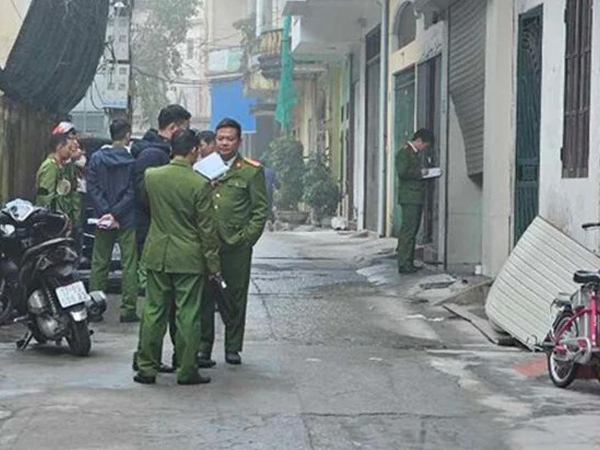 Ba mẹ con bị thương sau vụ cháy nhà lúc sáng sớm