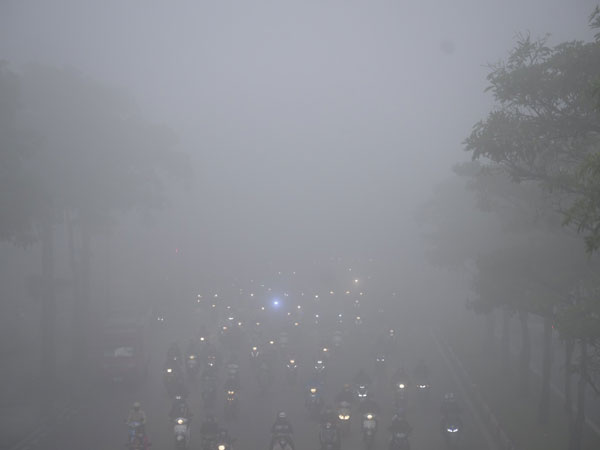 Sương mù giăng kín đường phố, Hà Nội mờ ảo cứ ngỡ như ở Sapa