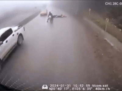 Clip: Trượt ngã trên đường đèo, người đi xe máy lao thẳng vào đầu ô tô