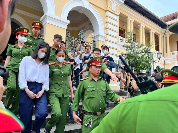 Lĩnh 1 năm tù treo, Ngọc Trinh được trả tự do ngay tại tòa