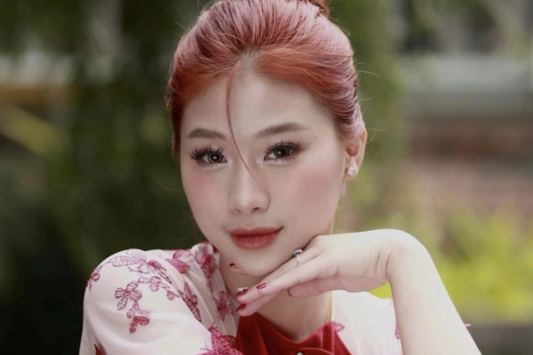 Hot girl TDDC khiến dân tình xôn xao với loạt ảnh áo dài khoe sắc trước thềm Tết Nguyên đán 2024