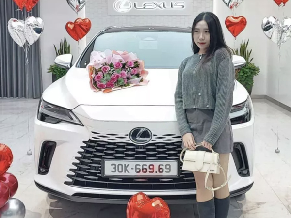 Đại gia Việt tậu ô tô đắt đỏ, gắn biển số VIP trúng đấu giá kịp chơi Tết