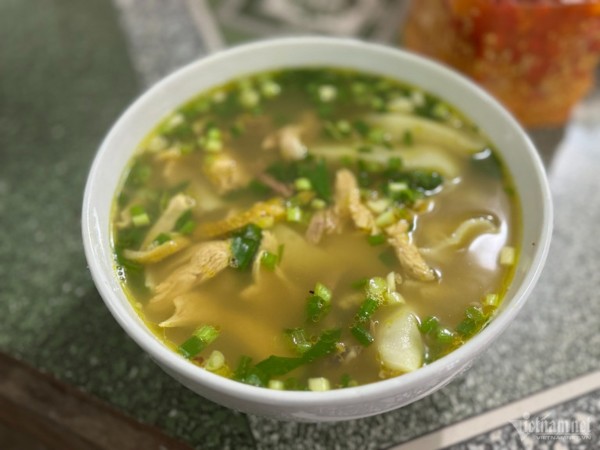 Phở Tráng Kìm nức tiếng Hà Giang: Khách xếp hàng chờ, mỗi sáng bán vèo 300 bát