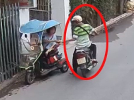 Clip gây phẫn nộ: Người đàn ông giật hàng trăm tờ vé số của người khuyết tật giữa ban ngày