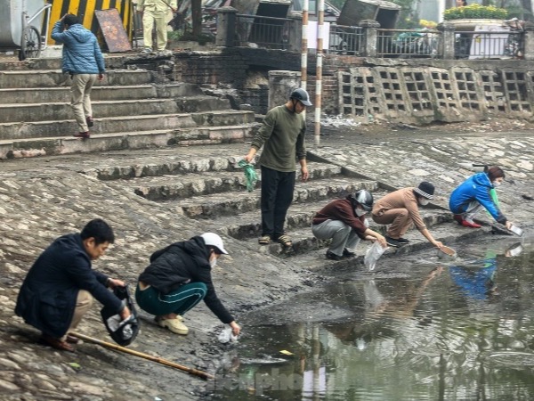 Người thả cá kẻ thả tro hương, mặt nước hồ ‘biến dị’ trong ngày ông Công ông Táo