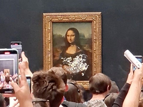 Kiếp nạn của 'nàng Mona Lisa': Bị phun sơn, bôi bánh kem, ném đá, hất súp