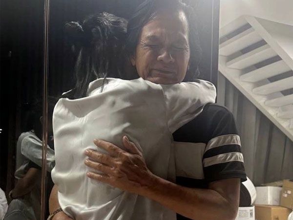 Ngọc Trinh đoàn tụ với gia đình sau gần 4 tháng tạm giam, khoảnh khắc bố ôm con gái thành tâm điểm