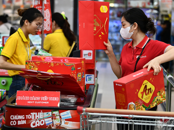 Ứng trước tiền lương để tiêu Tết