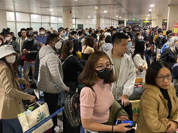 Sân bay Tân Sơn Nhất đông nghẹt ngày 24 Tết, nhiều chuyến bay bị chậm