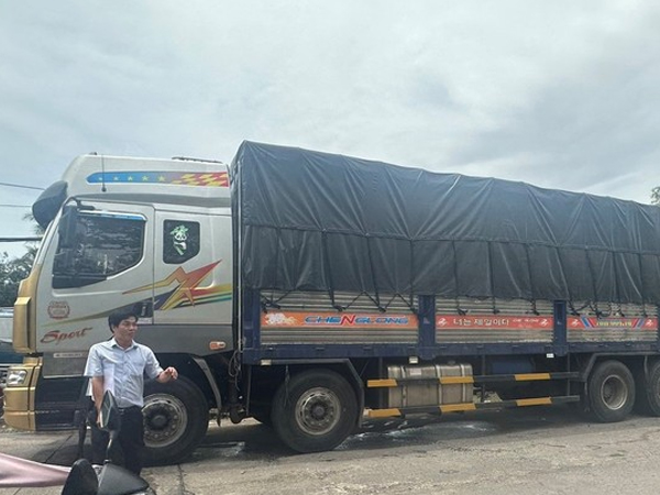 Khởi tố tài xế lái xe tải 31 tấn qua cầu treo khiến cầu biến dạng