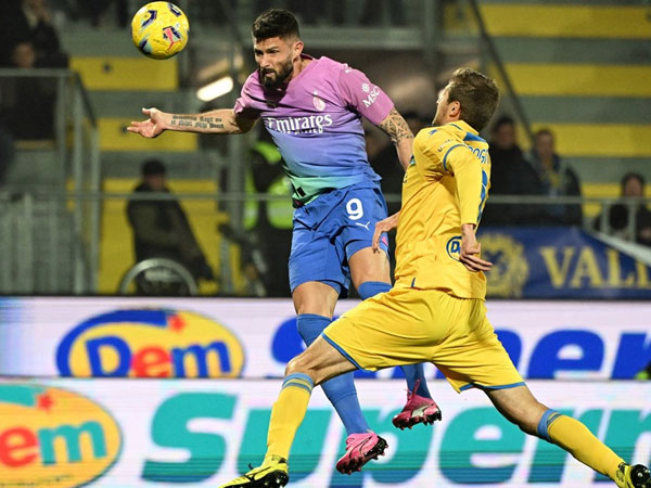 Giroud chói sáng, AC Milan thắng trận kịch tính