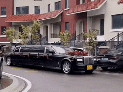 Đám cưới rước dâu bằng loạt xe Rolls - Royce gây náo loạn đường phố, đúng là ngôn tình 'xé truyện' bước ra