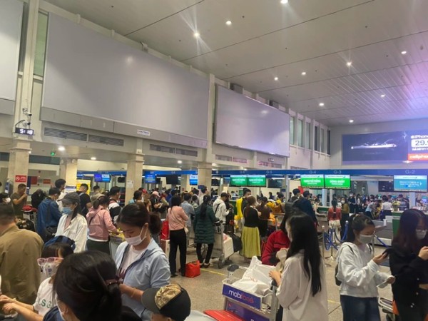 Gần 700 chuyến bay bị chậm, hủy ở sân bay Tân Sơn Nhất