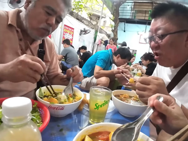 Bếp trưởng Nhật bị hớp hồn bởi món 'bún nhà nghèo' ở phố cổ Hà Nội: Khác xa so với tưởng tượng