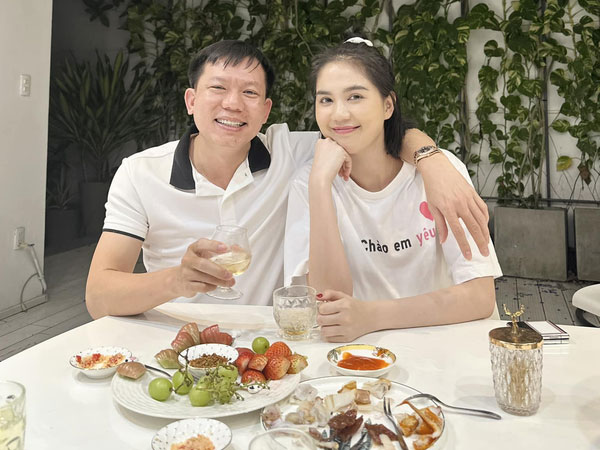 Ngọc Trinh ôm chầm bố khi trở về nhà hậu phiên toà, bạn thân tiết lộ tình trạng hiện tại