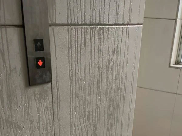 Độc lạ chống nồm sàn nhà bằng băng vệ sinh: Cư dân mạng tung hô cách làm thông minh, thực hư hiệu quả ra sao?