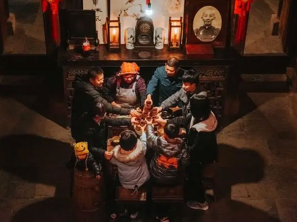 Tết về quê thăm bố mẹ chồng, con dâu bật khóc nức nở khi thấy cảnh này lúc nửa đêm
