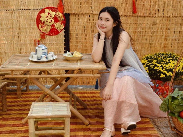 Đạo diễn Trần Lực nói chuyện Tết, dân tình chỉ chăm chăm vào bức ảnh con gái đính kèm: Đã xinh còn học giỏi, không thi Hoa hậu thì phí!